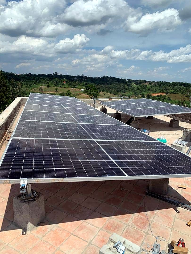 Large flat-roof solar array with panels on mounting frames